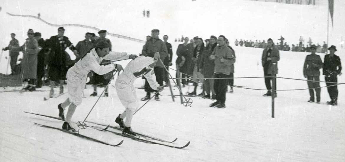 Nils Östensson (t.v.) vinner första stafettsträckan med hela 1,55 min och skickar iväg Nils Täpp på den andra sträckan. Foto: TT