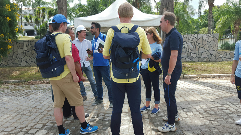 Representanter från ridsport interagerar med anläggningsansvariga på plats. Foto: SOK