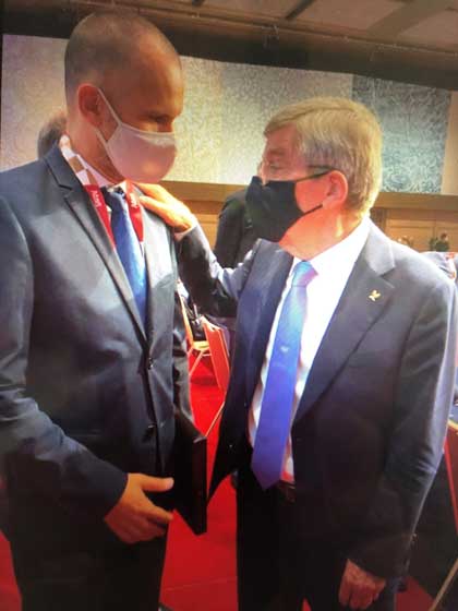 Stefan Holm tackas av IOK:s ordförande efter sin sista sejour som IOK-medlem. Foto: IOK