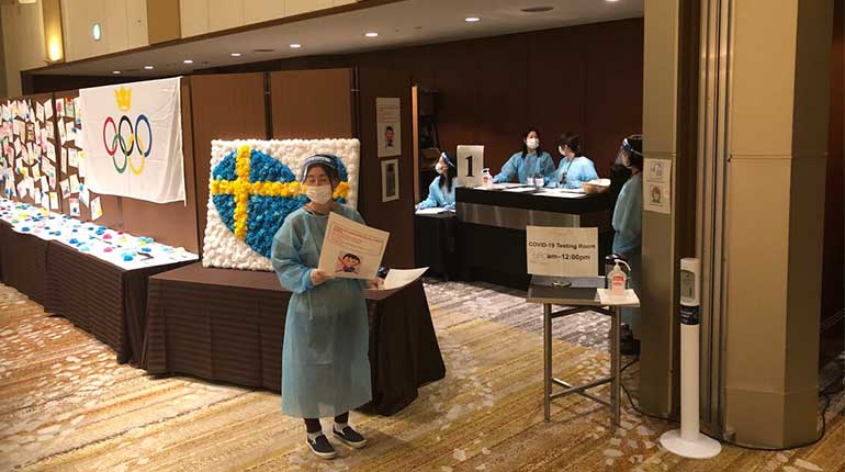 Hotelllobby med svenska dekorationer och japanska damer med skyddsutrustning på.