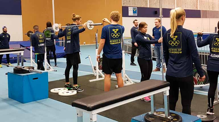 Att lyfta rätt är A och O. Lyfttekniken slipas på YOC Heroes of Tomorrow. Foto: SOK