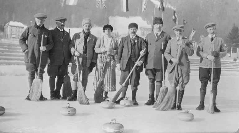 Från vänster Carl August Kronlund, Karl Wahlberg, Carl Axel Pettersson, en av de svenska fruarna, brittisk spelare, Johan Petter Åhlén och ytterligare två brittiska spelare. Foto: IOK