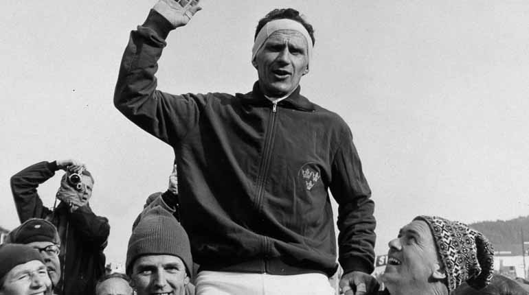 Sixten Jernberg hyllas efter guld på femmilen, längdskidor. Foto: IOK:s arkiv