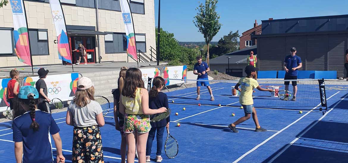 Barn som spelar tennis