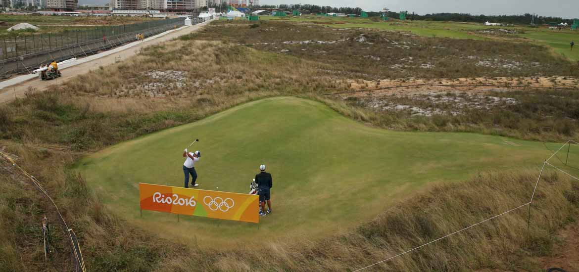 Partick Reed från USA slår ut på 18:e tee under inspelningsvarven inför Rio 2016. Foto: TT